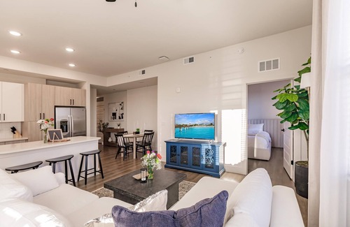 Downtown Historic District Apartamento | Modern Condo in Downtown River District with Pool, Gym, Hot Tub