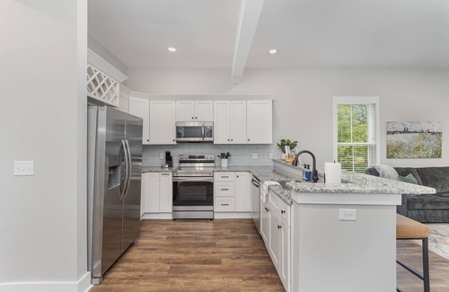 Fuquay-Varina Condominio | Modern Condo in Heart of Downtown Fuquay