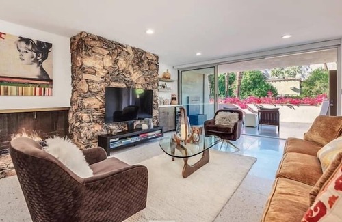 Old Las Palmas Condominio | Modern Condo In Heart Of Palm Springs!