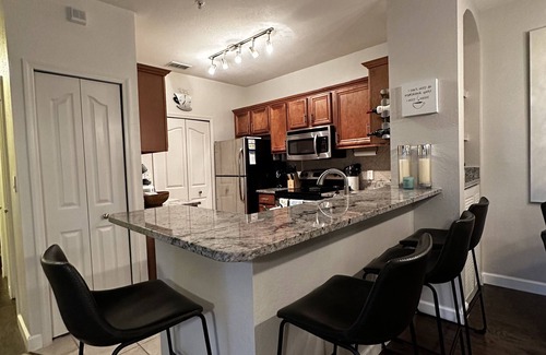Sarasota Condominio | Modern condo in resort style gated community with large pool, gym, tennis, bbq.