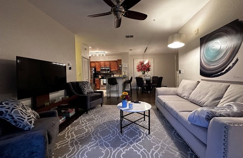 Sarasota Condominio | Modern condo in resort style gated community with large pool, gym, tennis, bbq.
