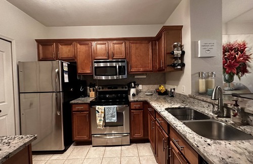 Sarasota Condominio | Modern condo in resort style gated community with large pool, gym, tennis, bbq.