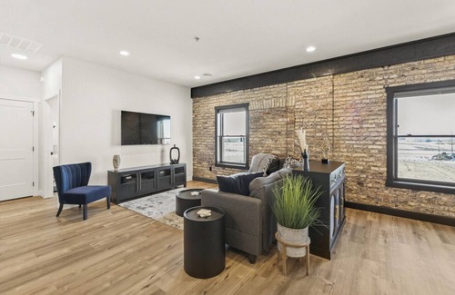 Dilworth Condominio | Modern Condo in the Eclectic Rail District!