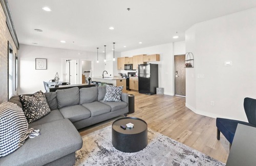Dilworth Condominio | Modern Condo in the Eclectic Rail District!