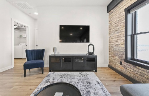 Dilworth Condominio | Modern Condo in the Eclectic Rail District!