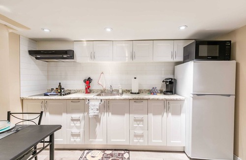 Earlscourt Apartamento | Modern Condo in the Heart Of St Clair West!