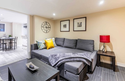 Earlscourt Apartamento | Modern Condo in the Heart Of St Clair West!