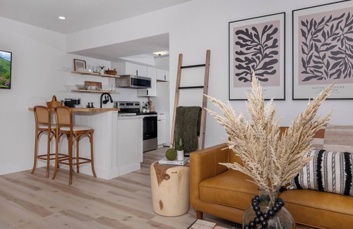Seven Devils Condominio | Modern condo located in the resort village of Seven Devils. Great views!