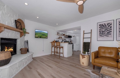 Seven Devils Condominio | Modern condo located in the resort village of Seven Devils. Great views!