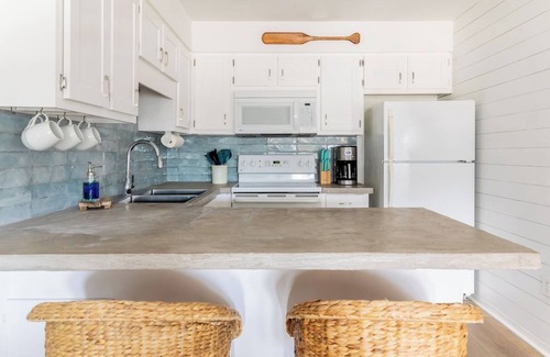 El Centro Beach Condominio | Modern Condo I Short Walk To Beach I Pool