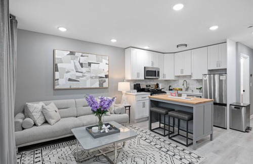 The Heights Condominio | Modern Condo with Private Porch | Mins to NYC