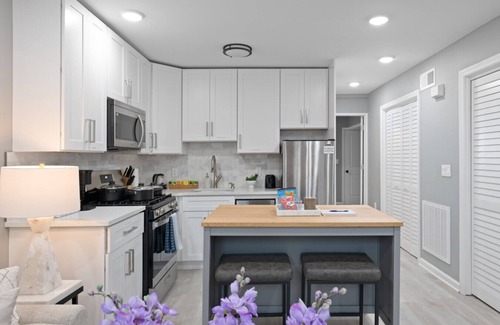 The Heights Condominio | Modern Condo with Private Porch | Mins to NYC