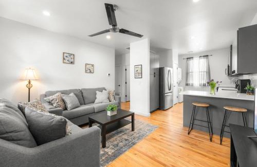 East Cesar Chavez Apartamento | Modern Condo with Parking - A