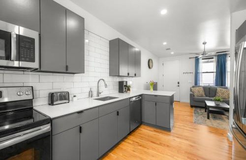 East Cesar Chavez Apartamento | Modern Condo with Parking - A