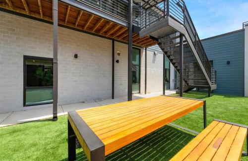 East Cesar Chavez Apartamento | Modern Condo with Parking - A