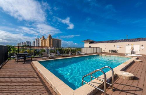 Vanderbilt Beach Casa | Modern Condo With Pool Steps From Vanderbilt Beach