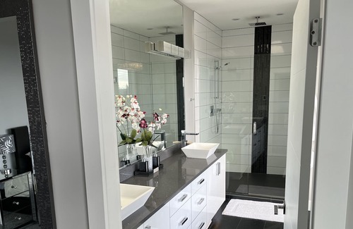 Langford Casa | Modern contemporary home with stunning views