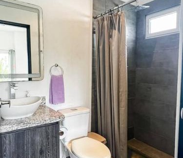 Barrio Ricos y Famosos Apartamento | Modern & convenient condo in Jaco downtown