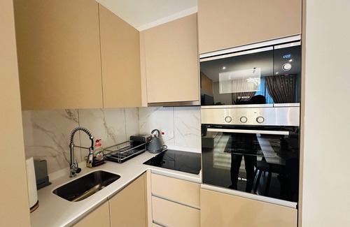 Roman Ridge Apartamento | Modern corporate apartment in brilliant Accra with WiFi, AC, fitness room