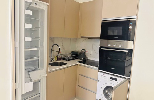 Roman Ridge Apartamento | Modern corporate apartment in brilliant Accra with WiFi, AC, fitness room