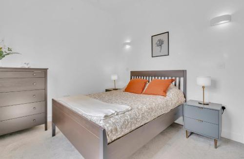 Turnham Green Apartamento | Modern Cosy 2 bed apartment, Smart TV & NETFLIX with private balcony and city view