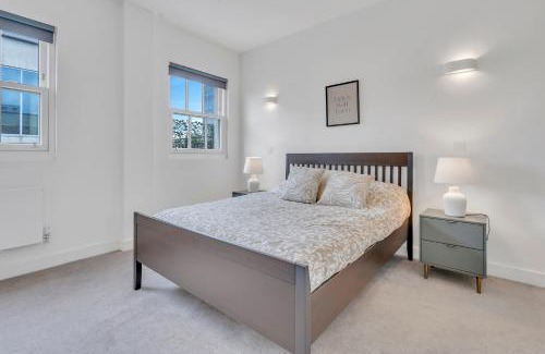 Turnham Green Apartamento | Modern Cosy 2 bed apartment, Smart TV & NETFLIX with private balcony and city view