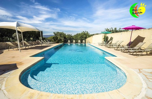 Joyeuse Casa | Casa moderna, piscinas, Wifi, parque infantil, pueblo de casas rurales cerrado y deportivo
