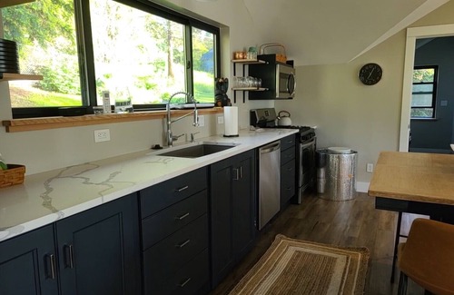 Somers Casa | Modern cottage with amazing views of Flathead Lake and the Rocky Mountains
