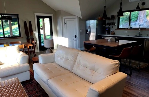Somers Casa | Modern cottage with amazing views of Flathead Lake and the Rocky Mountains