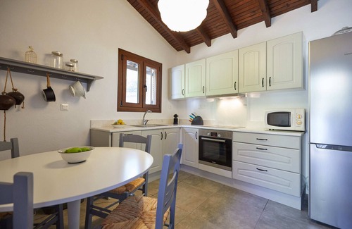 Sithonia Cabaña | Modern cottage with lush gardens and direct beach access