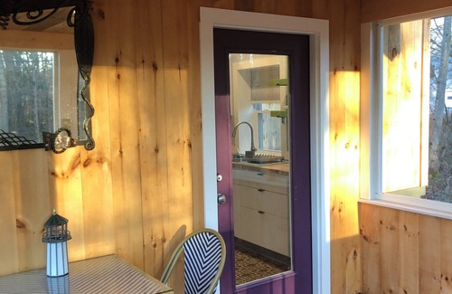 Westford Cabaña | Modern cottage with Screened in Porch, close to Biking, Skiing and Burlington.