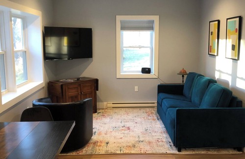 Westford Cabaña | Modern cottage with Screened in Porch, close to Biking, Skiing and Burlington.