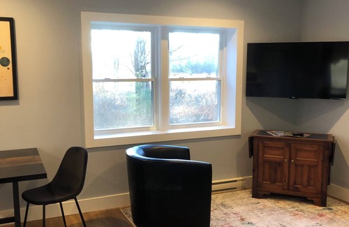 Westford Cabaña | Modern cottage with Screened in Porch, close to Biking, Skiing and Burlington.