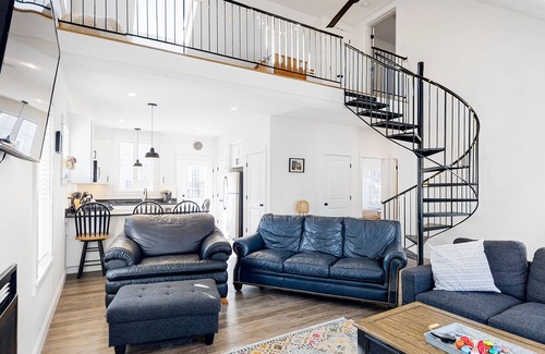 Arundel Cabaña | Modern cottage with shared pool, fast WiFi, loft, gas fireplace, fire pit, & W/D