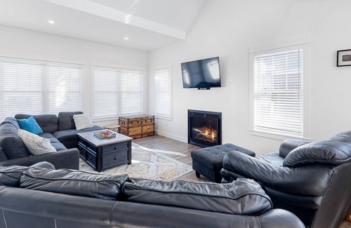 Arundel Cabaña | Modern cottage with shared pool, fast WiFi, loft, gas fireplace, fire pit, & W/D