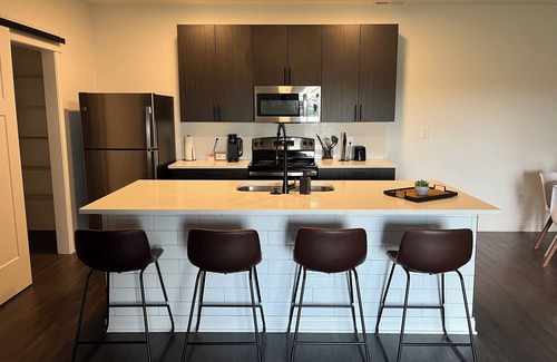 Whitestown Apartamento | Modern Cozy 2-bdrm 2-bath Escape