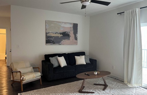Whitestown Apartamento | Modern Cozy 2-bdrm 2-bath Escape