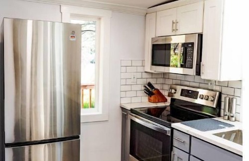 King Casa | Modern Cozy - 94 Walkscore - Pet Friednly - Near legacy Emanual