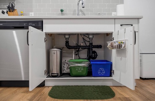Southwest Edmonton Casa | Modern, Cozy and Central Basement Unit! Close to Everything!!