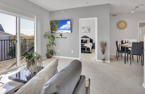 Northwest Columbus Apartamento | Modern Cozy Balcony Suite/Free Parking/NEW -- 15 minutes from Downtown Columbus!