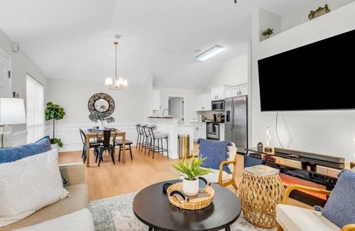 Pooler Casa | Modern Cozy Chic Escape