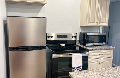 University Circle Casa | Modern + Cozy Entire Home - Steps to Cleveland Clinic & Case Western
