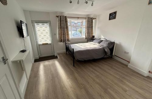 Rawcliffe Casa | Modern & Cozy Gem - 10min to City Center - Parking