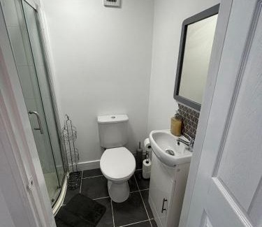 Rawcliffe Casa | Modern & Cozy Gem - 10min to City Center - Parking