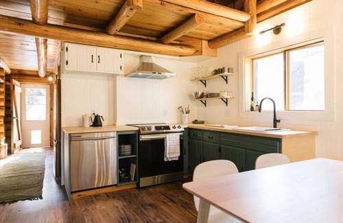 La Pine Cabina | Modern-Cozy LOG CABIN near La Pine state park