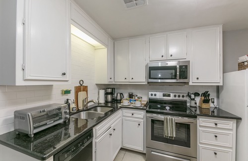 Judge's Hill Apartamento | ★ Moderno, CozyCouple's Getaway w / Relaxing Patio!