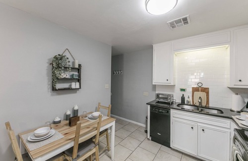 Judge's Hill Apartamento | ★ Moderno, CozyCouple's Getaway w / Relaxing Patio!