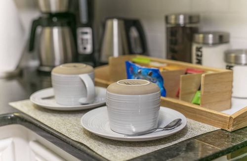 Judge's Hill Apartamento | ★ Moderno, CozyCouple's Getaway w / Relaxing Patio!