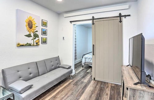 Custer Apartamento | Modern Custer Apt - Walk to Shops and Dining!