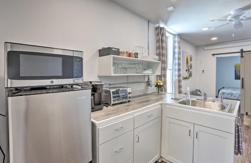 Custer Apartamento | Modern Custer Apt - Walk to Shops and Dining!
